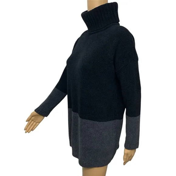 BCBG Max Azria Colorblock Turtleneck Sweater  oversized Top Women’s size XS