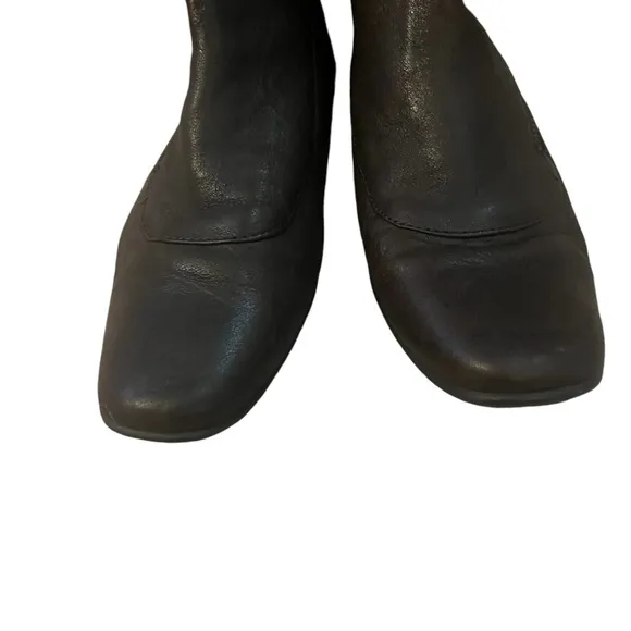 Born Brown Leather KneeHigh Tall Flat Riding Boots Size 8.5
