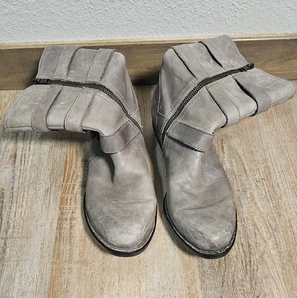 Born Women's Gray Leather Buckle Boots.  Zip Entry Sz 8