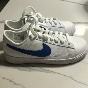 Brand new Nike boys low white sneakers with blue check size 3.5!