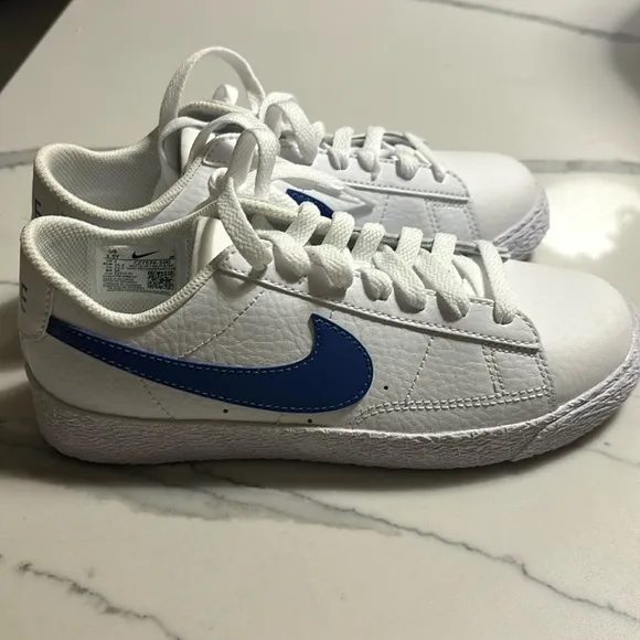 Brand new Nike boys low white sneakers with blue check size 3.5!