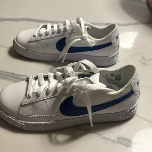 Brand new Nike boys low white sneakers with blue check size 3.5!