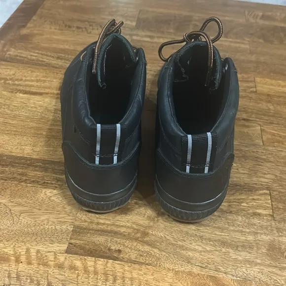 Chrome Industries Men's Storm 415 Traction Boots size 10