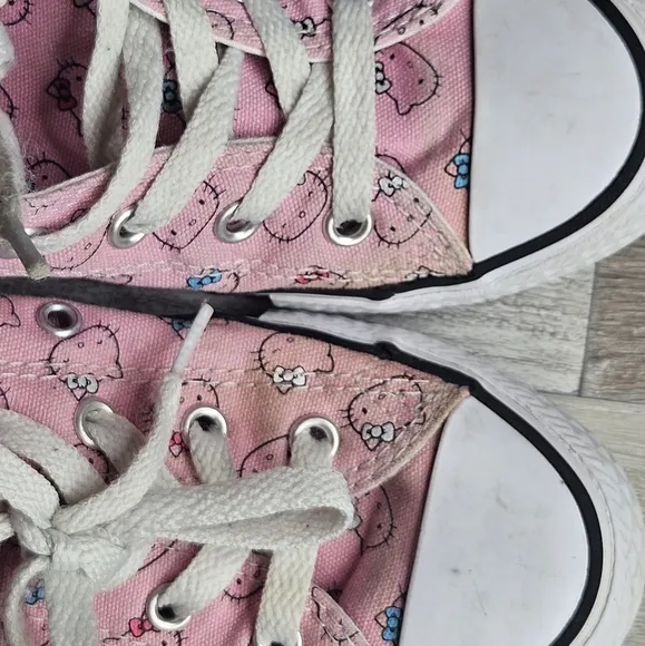 Converse x Hello Kitty Sanrio Low Sneakers Girls Youth 2 Pink   White