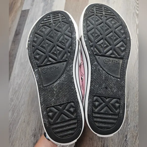 Converse x Hello Kitty Sanrio Low Sneakers Girls Youth 2 Pink   White