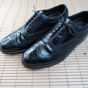 Florsheim men's black leather wingtip Oxford shoe. Sz 9.5 EEE. Great condition.