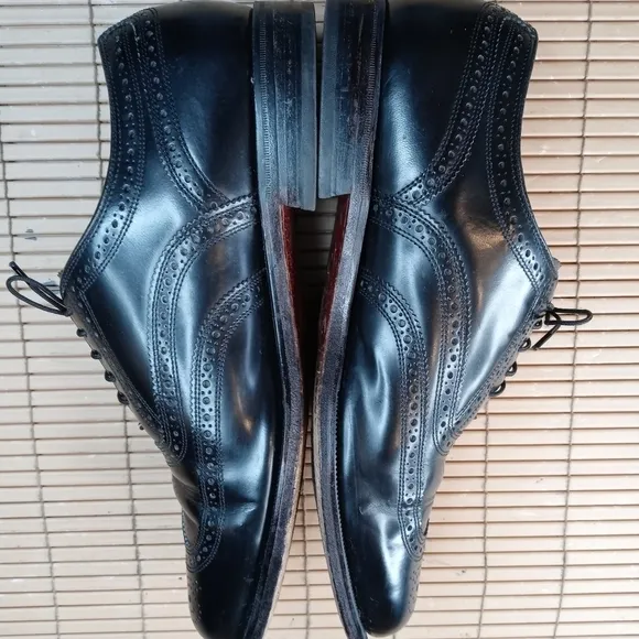 Florsheim men's black leather wingtip Oxford shoe. Sz 9.5 EEE. Great condition.