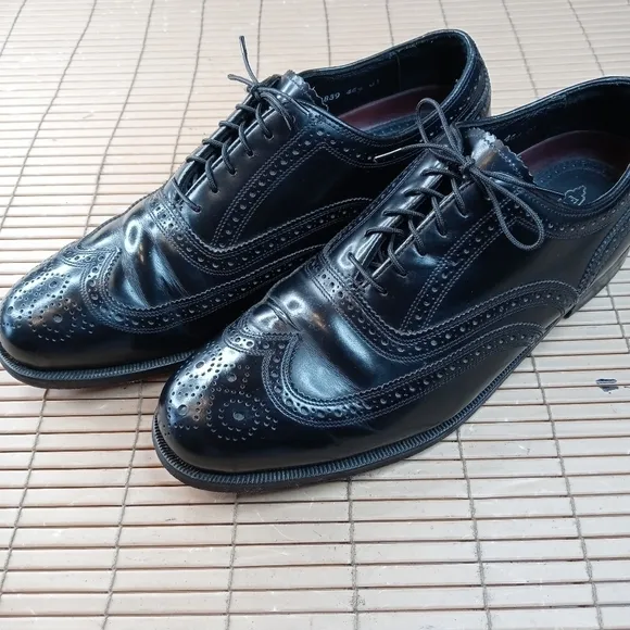 Florsheim men's black leather wingtip Oxford shoe. Sz 9.5 EEE. Great condition.