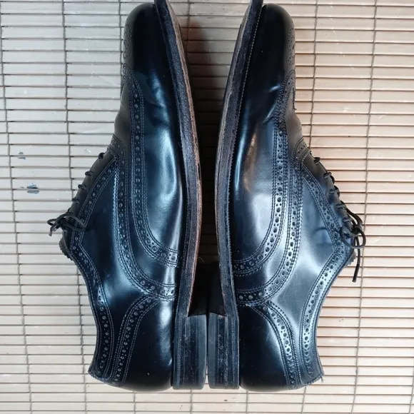 Florsheim men's black leather wingtip Oxford shoe. Sz 9.5 EEE. Great condition.