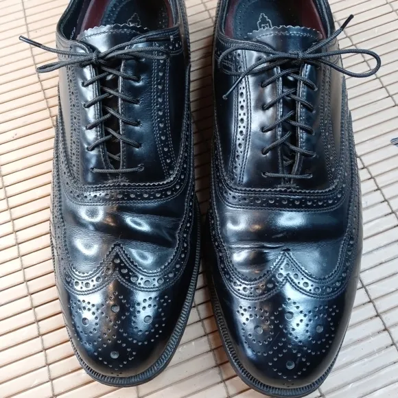 Florsheim men's black leather wingtip Oxford shoe. Sz 9.5 EEE. Great condition.