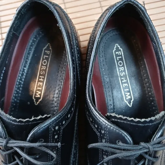 Florsheim men's black leather wingtip Oxford shoe. Sz 9.5 EEE. Great condition.