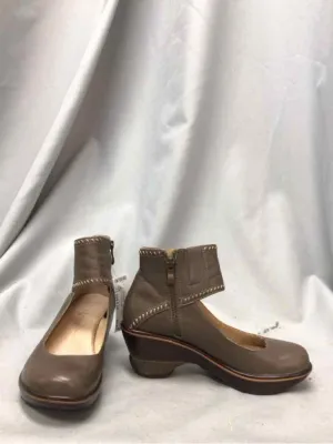 JAMBU SIZE 6 1/2 Ladies SHOES