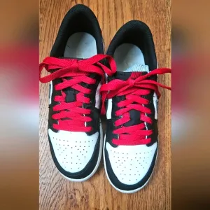 Jordan 1 Retro OG Low Black Toe 5Y