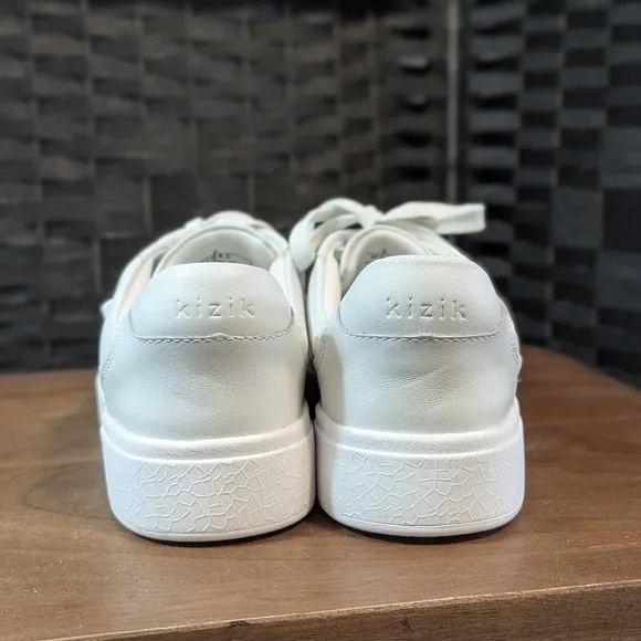KIZIK Classic Stylish White Sneakers Hands Free Slip On Men's 7 Women's 8.5 NEW