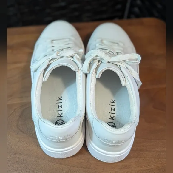 KIZIK Classic Stylish White Sneakers Hands Free Slip On Men's 7 Women's 8.5 NEW