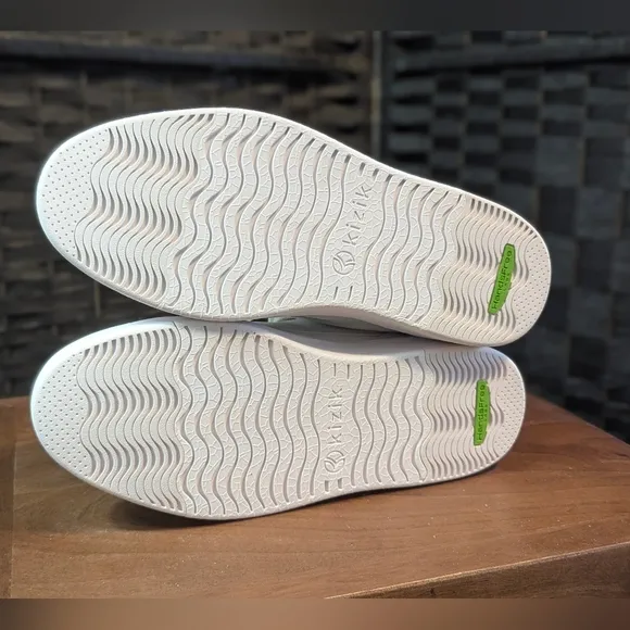 KIZIK Classic Stylish White Sneakers Hands Free Slip On Men's 7 Women's 8.5 NEW