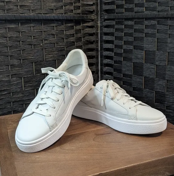 KIZIK Classic Stylish White Sneakers Hands Free Slip On Men's 7 Women's 8.5 NEW