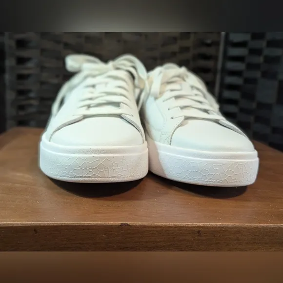 KIZIK Classic Stylish White Sneakers Hands Free Slip On Men's 7 Women's 8.5 NEW