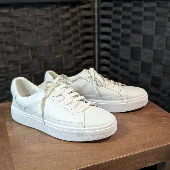 KIZIK Classic Stylish White Sneakers Hands Free Slip On Men's 7 Women's 8.5 NEW