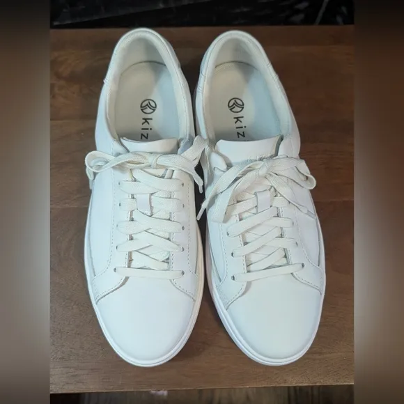 KIZIK Classic Stylish White Sneakers Hands Free Slip On Men's 7 Women's 8.5 NEW