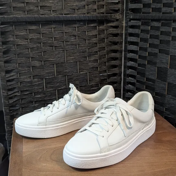 KIZIK Classic Stylish White Sneakers Hands Free Slip On Men's 7 Women's 8.5 NEW