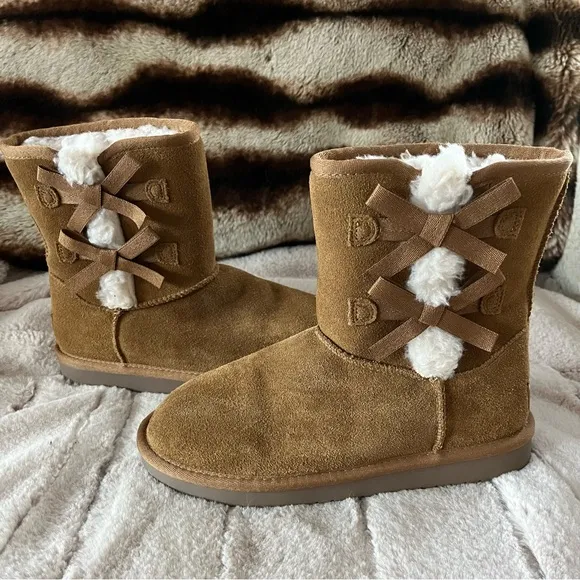 Koolaburra by UGG Victoria ShortChesnut Brown Suede Boots