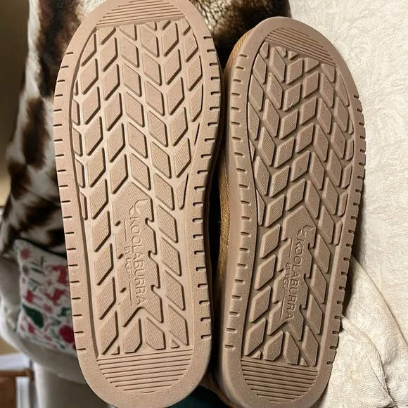 Koolaburra by UGG Victoria ShortChesnut Brown Suede Boots