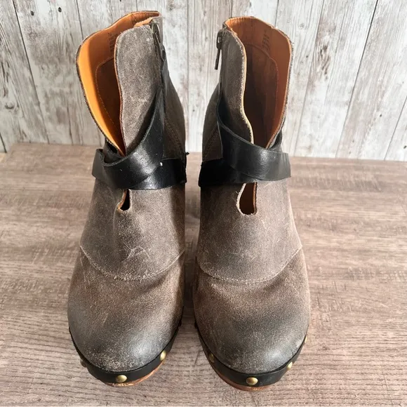 Kork-Ease Women’s Distressed Studded Leather Razzoli Boots Size 7.5