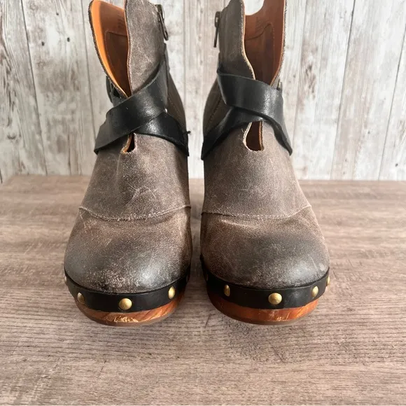 Kork-Ease Women’s Distressed Studded Leather Razzoli Boots Size 7.5