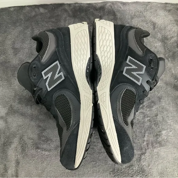 New Balance Black and White Sneakers M GC2002BK Boys Size 7 08/2023