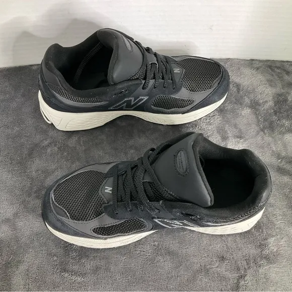 New Balance Black and White Sneakers M GC2002BK Boys Size 7 08/2023