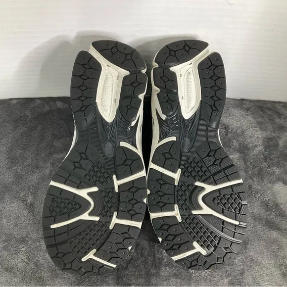 New Balance Black and White Sneakers M GC2002BK Boys Size 7 08/2023