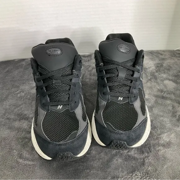 New Balance Black and White Sneakers M GC2002BK Boys Size 7 08/2023