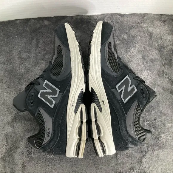 New Balance Black and White Sneakers M GC2002BK Boys Size 7 08/2023