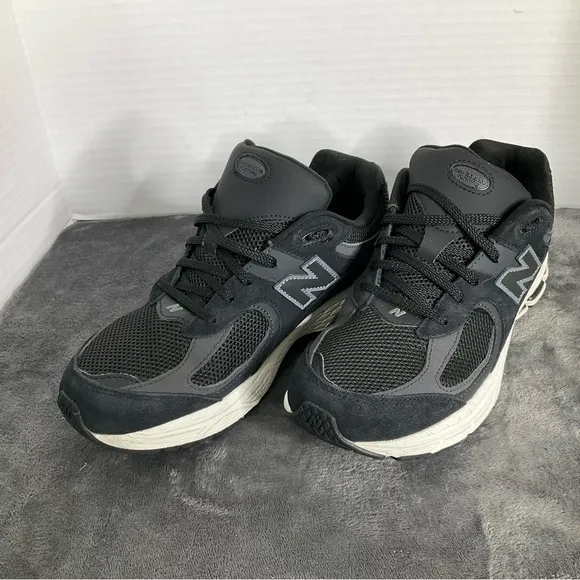 New Balance Black and White Sneakers M GC2002BK Boys Size 7 08/2023