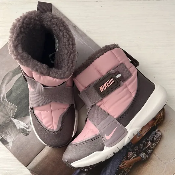 NIKE slip on snow boots