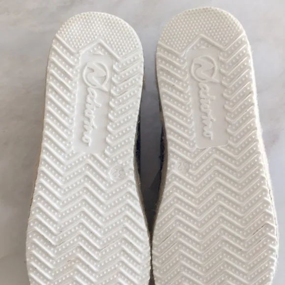 NWT Naturino Girls Blue Eyelet Slip On Shoes-Size 1 1/2