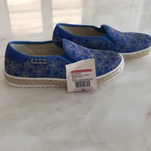 NWT Naturino Girls Blue Eyelet Slip On Shoes-Size 1 1/2