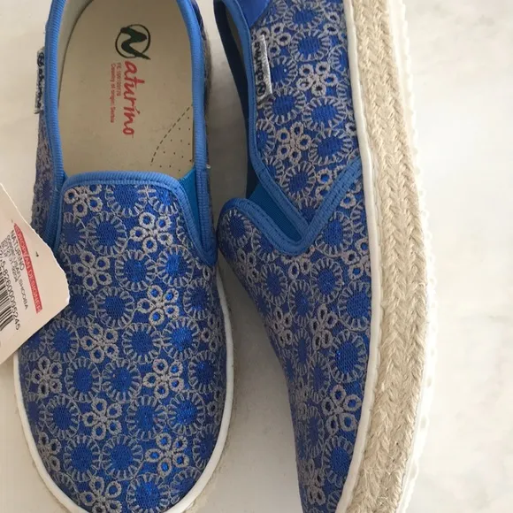NWT Naturino Girls Blue Eyelet Slip On Shoes-Size 1 1/2