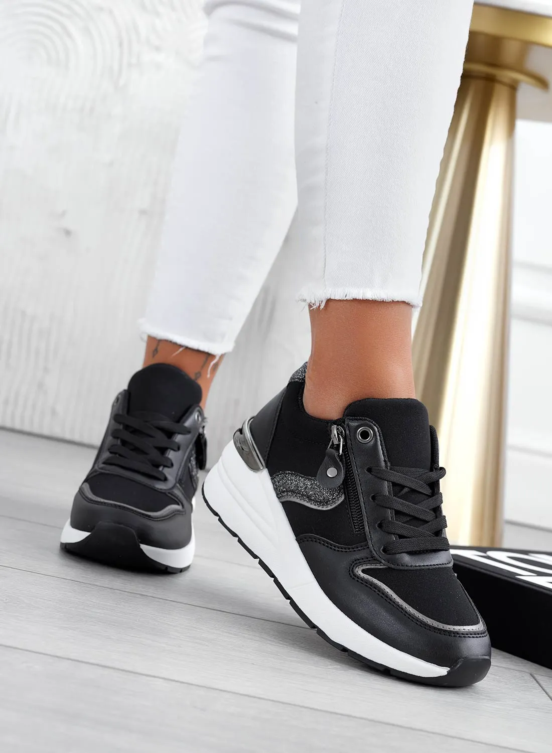 Sneakers neri con inserti glitter