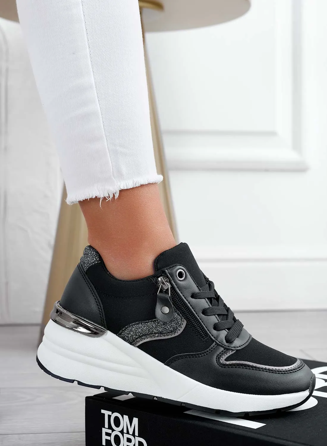 Sneakers neri con inserti glitter