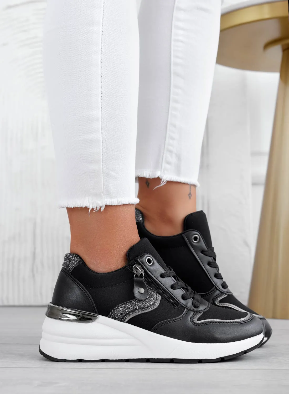 Sneakers neri con inserti glitter
