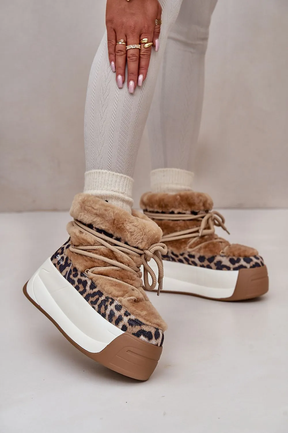 Snow boots