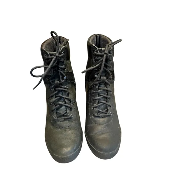 Timberland Women's Heeled Black Leather / Suede Ankle Bootie. Size‎ 7