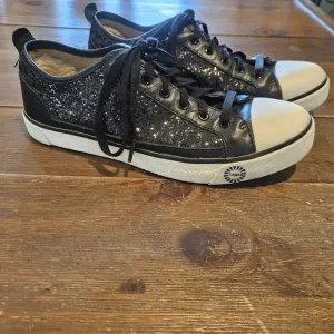 UGG AUSTRALIA EVERA LEATHER &amp; SHEEPSKIN BLACK GLITTER SNEAKERS WHITE OUTSOLES 8