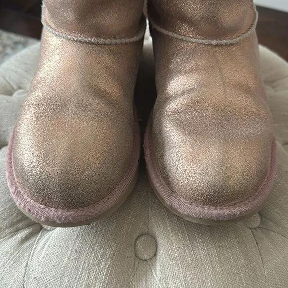 UGG Kids CLASSIC II BOOT METALLIC GLITTER - ROSE GOLD Size 7 or Women’s 8 or 9