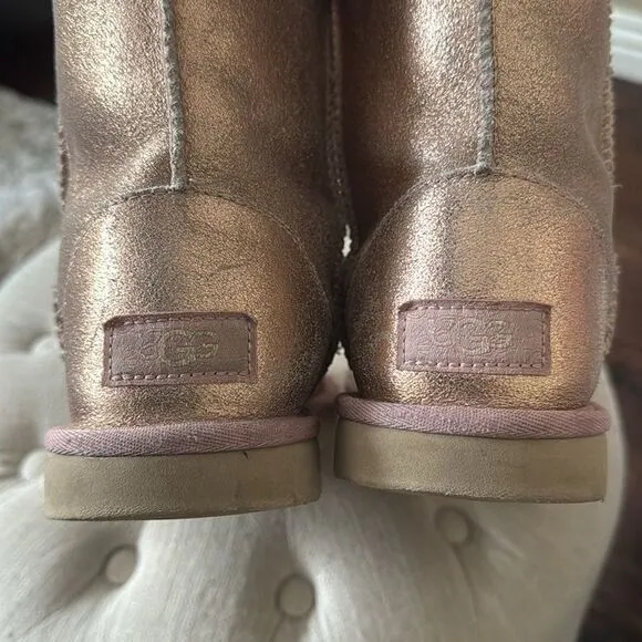 UGG Kids CLASSIC II BOOT METALLIC GLITTER - ROSE GOLD Size 7 or Women’s 8 or 9