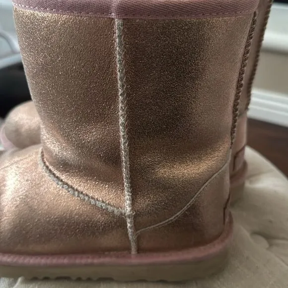 UGG Kids CLASSIC II BOOT METALLIC GLITTER - ROSE GOLD Size 7 or Women’s 8 or 9