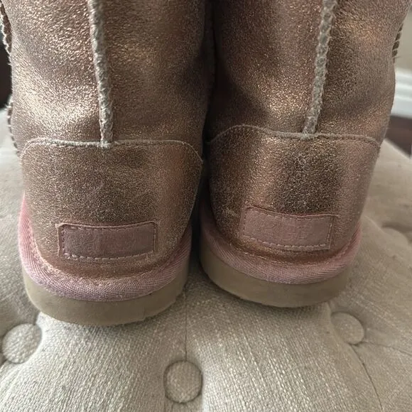 UGG Kids CLASSIC II BOOT METALLIC GLITTER - ROSE GOLD Size 7 or Women’s 8 or 9