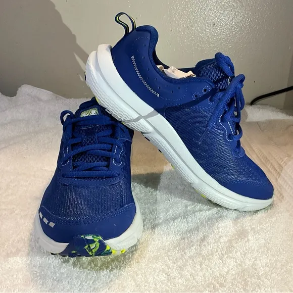 Under Armour Blue Athletic Shoes boys size 5.5 Y